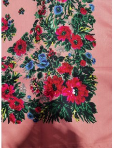 Batic tradițional roz pudră cu franjuri și flori – 98x98 cm 2