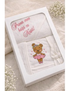 Set baie bebe fetita in cutie cadou alba, cu mesaj brodat Prima mea baita cu Nasii si model ursulet roz