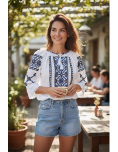 Ie traditionala dama alba cu broderie albastra si neagra 2
