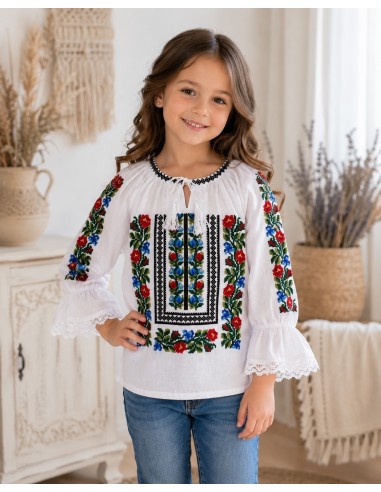 Ie traditionala pentru fetite alba brodata cu flori rosii si albastre model autentic romanesc