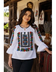 Ie traditionala dama alba brodata cu flori rosii si albastre model floral autentic romanesc 2