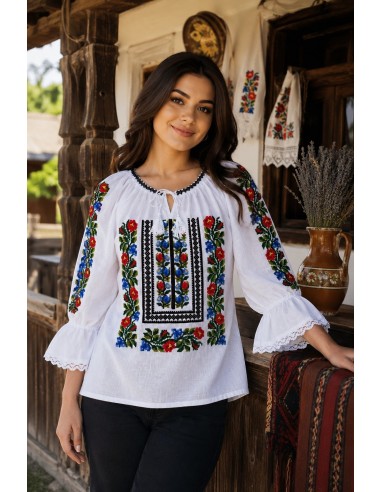 Ie traditionala dama alba brodata cu flori rosii si albastre model floral autentic romanesc