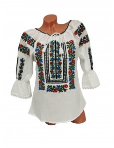 Ie traditionala dama alba brodata cu flori rosii si albastre model floral autentic romanesc