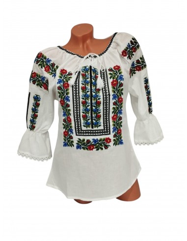 Ie traditionala dama alba brodata cu flori rosii si albastre model floral autentic romanesc