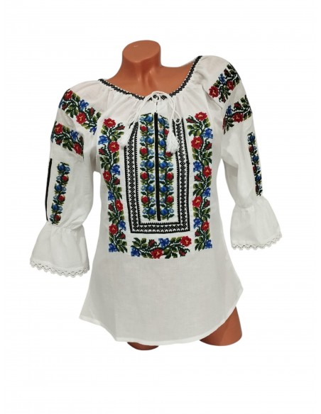 Ie traditionala dama alba brodata cu flori rosii si albastre model floral autentic romanesc