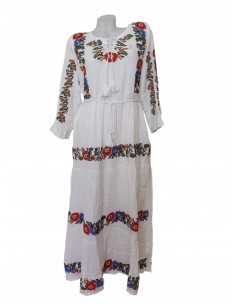 Rochie traditionala alba dama cu broderie florala multicolora si maneca trei sferturi